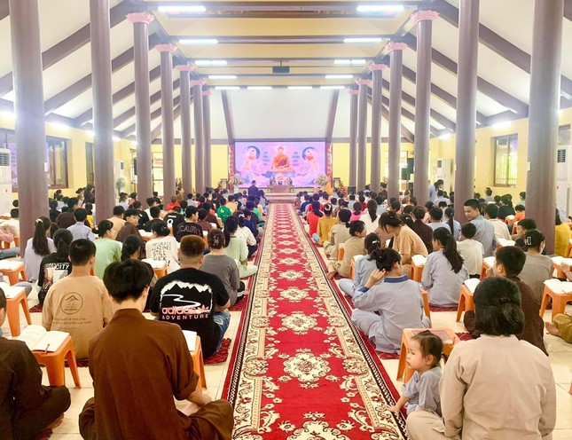 Có hơn 200 thiếu nhi tham gia lớp học cùng với sự hỗ trợ của các Thanh niên Phật tử và phụ huynh