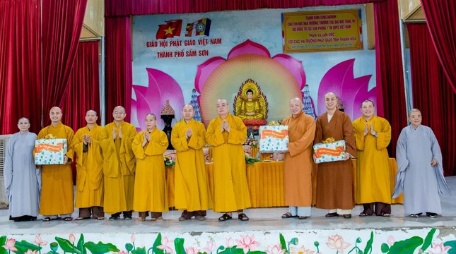 Đoàn công tác T.Ư GHPGVN tặng quà đến lãnh đạo Ban Trị sự GHPGVN tỉnh Thanh Hóa Đoàn công tác T.Ư GHPGVN tặng quà đến lãnh đạo Ban Trị sự GHPGVN tỉnh Thanh Hóa