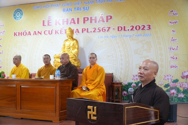 Thượng tọa Thích Chiếu Tuệ, Phó Trưởng ban Thường trực Ban Trị sự GHPGVN tỉnh Hà Tĩnh báo cáo công tác Phật sự