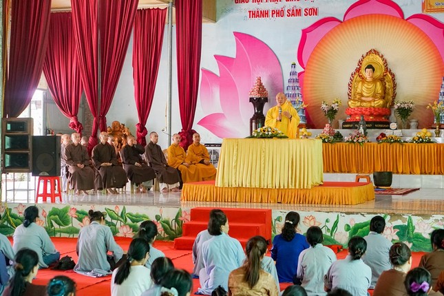 Thượng tọa Thích Tâm Định sách tấn các Phật tử Thượng tọa Thích Tâm Định sách tấn các Phật tử