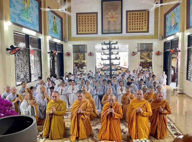 Niêm hương bạch Phật tại hạ trường chùa Dược Sư Niêm hương bạch Phật tại hạ trường chùa Dược Sư