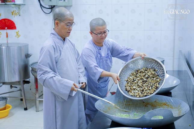 Ni sư quản chúng đích thân xuống bếp chuẩn bị bữa ăn