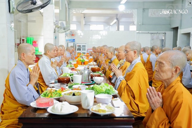 Chư vị Ni trưởng thọ trai cùng đại chúng