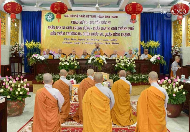 Phân ban Ni giới T.Ư, TP.HCM thăm, sách tấn chư hành giả Ni