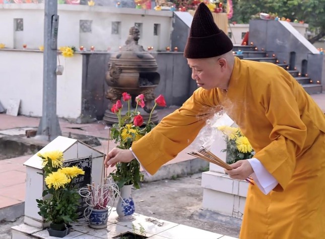 Hòa thượng Thích Thanh Quyết thắp hương trên mộ phần các liệt sĩ Hòa thượng Thích Thanh Quyết thắp hương trên mộ phần các liệt sĩ