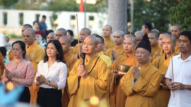 Chư tôn đức, lãnh đạo chính quyền H.Sóc Sơn, X.Tiên Dược thắp hương tưởng niệm Chư tôn đức, lãnh đạo chính quyền H.Sóc Sơn, X.Tiên Dược thắp hương tưởng niệm