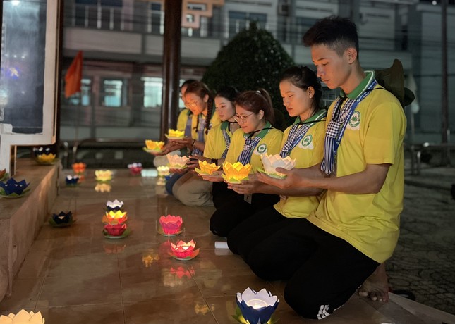 Nhóm sinh viên thiện nguyện Pháp Vân thắp nến tri ân Nhóm sinh viên thiện nguyện Pháp Vân thắp nến tri ân