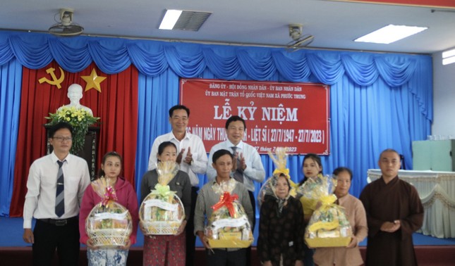 Tặng quà đến gia đình chính sách Tặng quà đến gia đình chính sách