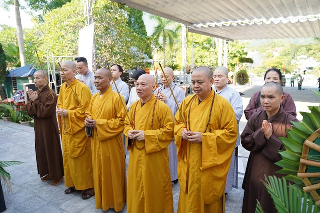 Dâng hương tưởng niệm