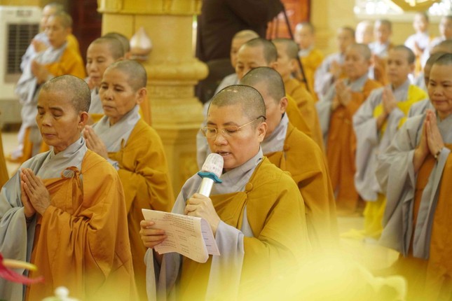 Sư cô Thích nữ Quảng Tiên báo cáo công tác tổ chức tại hạ trường