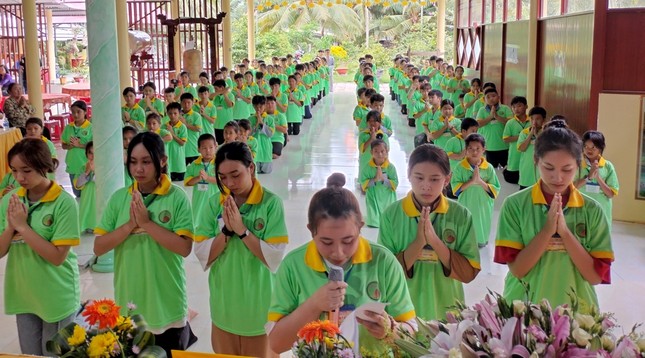 Đại diện các khóa sinh dâng lời phát nguyện chấp hành tốt nội quy của khóa tu Đại diện các khóa sinh dâng lời phát nguyện chấp hành tốt nội quy của khóa tu