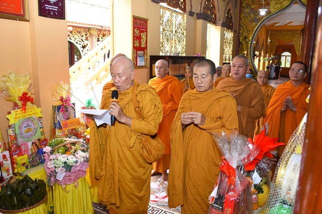 Chư tôn đức thắp hương tưởng niệm Chư tôn đức thắp hương tưởng niệm