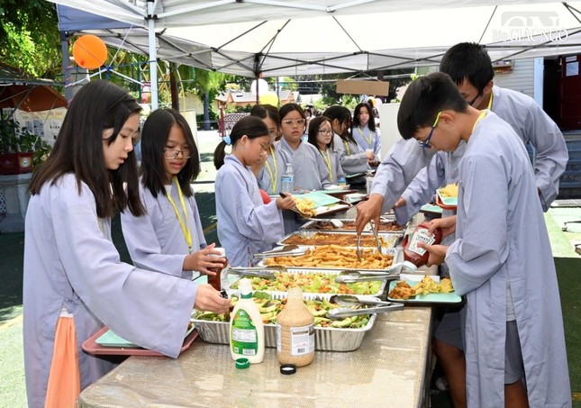 Tự lấy cơm, thức ăn buổi trưa cho mình