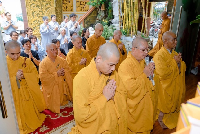 Đại diện môn đồ pháp quyến chùa Hải Tuệ tác bạch cúng dường Đại diện môn đồ pháp quyến chùa Hải Tuệ tác bạch cúng dường