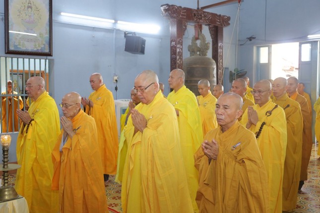 Lắng lòng tưởng niệm