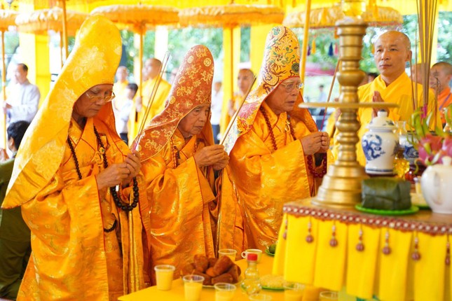 Chư tôn Trưởng lão Hòa thượng niêm hương bạch Phật Chư tôn Trưởng lão Hòa thượng niêm hương bạch Phật