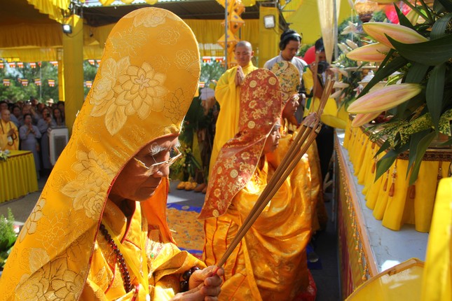 Chư tôn Hòa thượng niêm hương cử hành lễ hội Quán Thế Âm