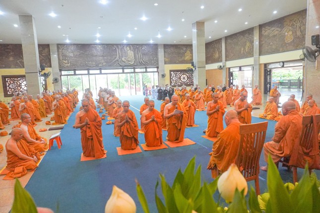 Sa-di Giác Đăng Thắng dâng lời cảm niệm Sa-di Giác Đăng Thắng dâng lời cảm niệm