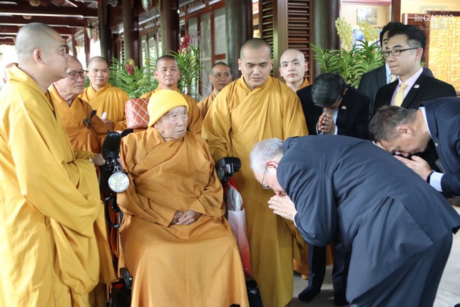 Chủ tịch WFB cùng các thành viên của phái đoàn đảnh lễ Đại lão Hòa thượng Thích Thanh Từ