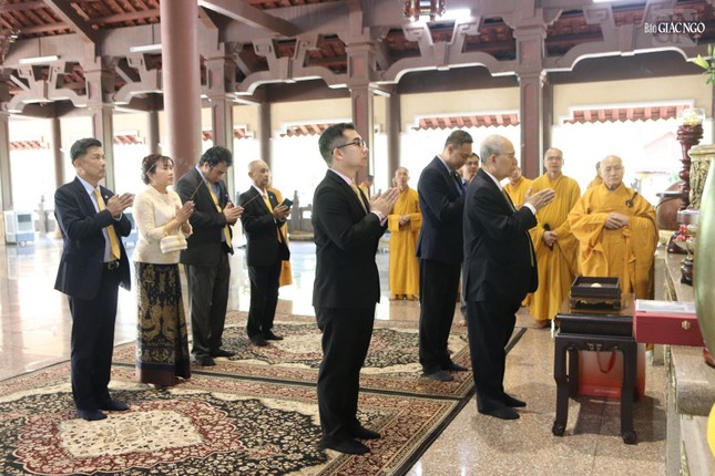 Đoàn dâng hương lễ Phật tại chánh điện thiền viện Thường Chiếu