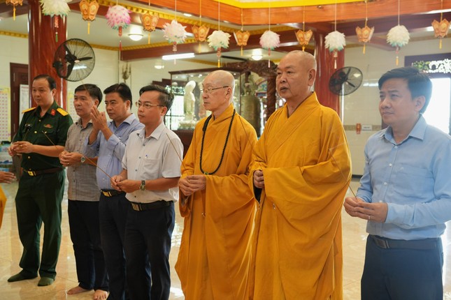 Đoàn dâng hương lễ Phật Đoàn dâng hương lễ Phật