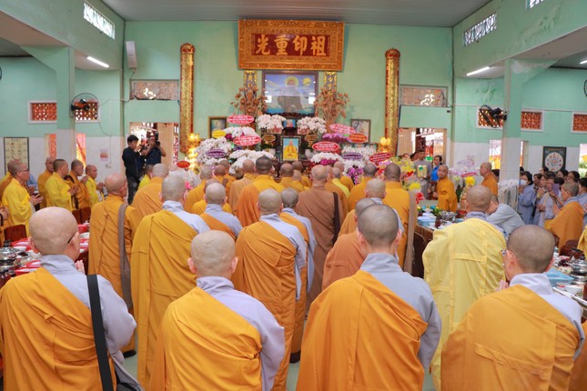 Chư tôn đức Tăng Ni nhất tâm cầu nguyện