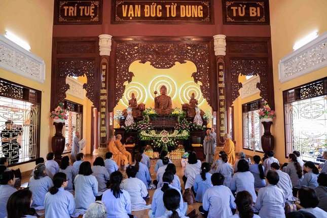 Ni trưởng Thích nữ Thuần Trí, trụ trì thiền viện Huệ Chiếu tri ân phái đoàn