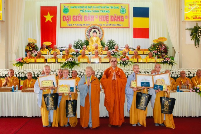 Thượng tọa Thích Quảng Lộc và Ni trưởng Thích nữ Tịnh Nghiêm trao phần thưởng đến các giới tử đạt kết quả cao trong kỳ khảo hạch Thượng tọa Thích Quảng Lộc và Ni trưởng Thích nữ Tịnh Nghiêm trao phần thưởng đến các giới tử đạt kết quả cao trong kỳ khảo hạch