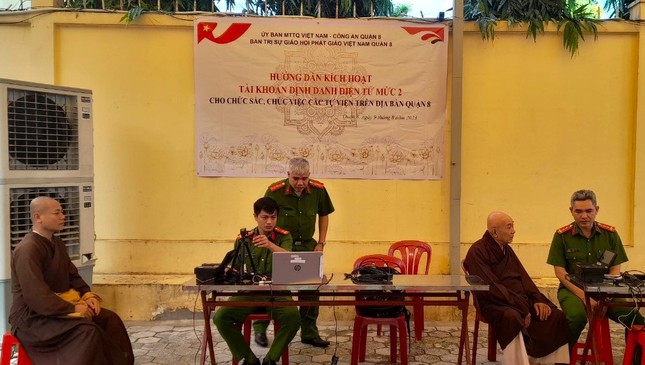 Công an Q.8 hỗ trợ cấp mã định danh cho chư Tăng