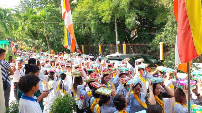 Phật tử dâng pháp y cúng dường Phật tử dâng pháp y cúng dường