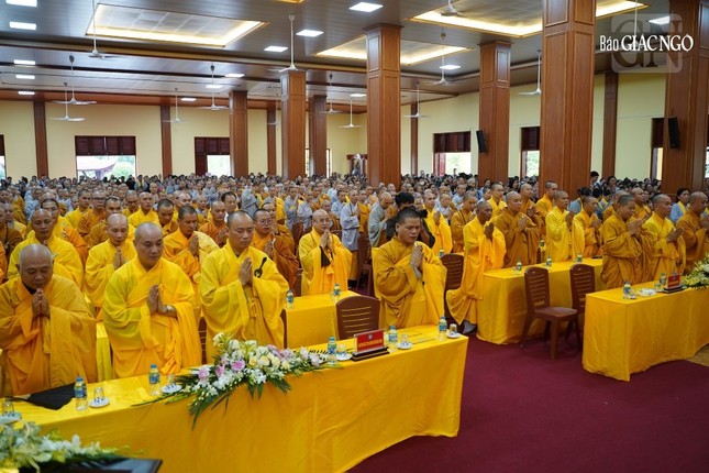 Chư Tăng Ni, Phật tử cung đón Đức Pháp chủ và chư tôn đức giáo phẩm tại chùa Đại Thành