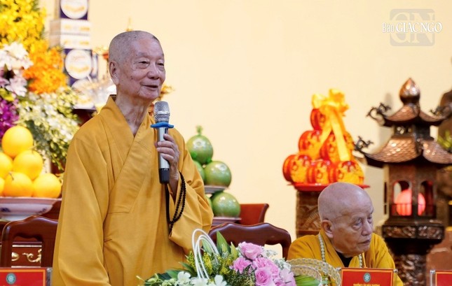 Đức Pháp chủ chia sẻ pháp thoại với Tăng Ni, Phật tử