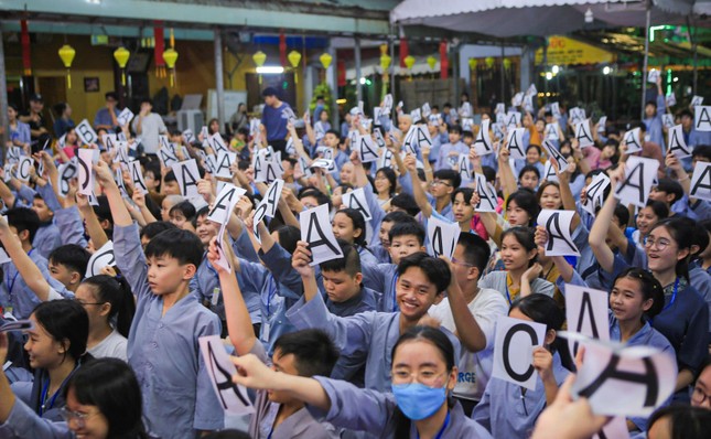 Các em hào hứng tham gia thi đố vui Các em hào hứng tham gia thi đố vui