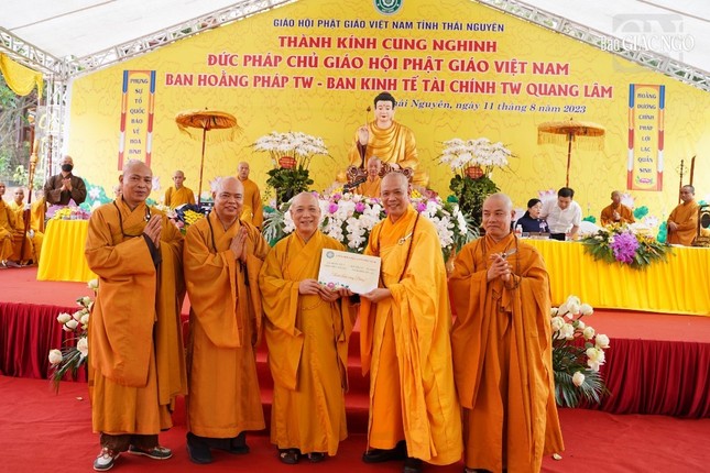 Ban Hoằng pháp T.Ư và Ban Kinh tế - Tài chính T.Ư cũng đã cúng dường tứ sự đến chư Tăng Ni tỉnh Thái Nguyên