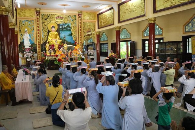 Dâng pháp y cúng dường