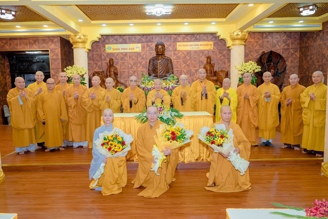 Tặng hoa khen thưởng đến chư Tăng Ni đạt thành tích cao trong hội thi diễn giảng cấp TP