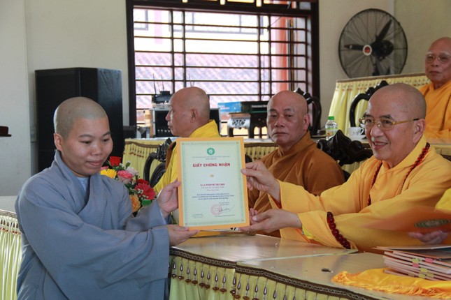 Có 284 học viên được trao chứng chỉ tại khóa tập huấn, bồi dưỡng nghiệp vụ hành chánh và trụ trì Có 284 học viên được trao chứng chỉ tại khóa tập huấn, bồi dưỡng nghiệp vụ hành chánh và trụ trì