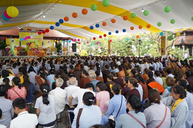 Quang cảnh buổi lễ Vu lan - Báo hiếu tại hạ trường chùa Vạn Phúc