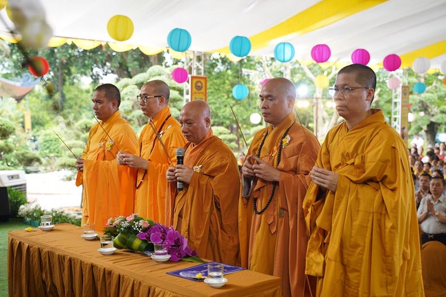 Thắp hương cầu siêu