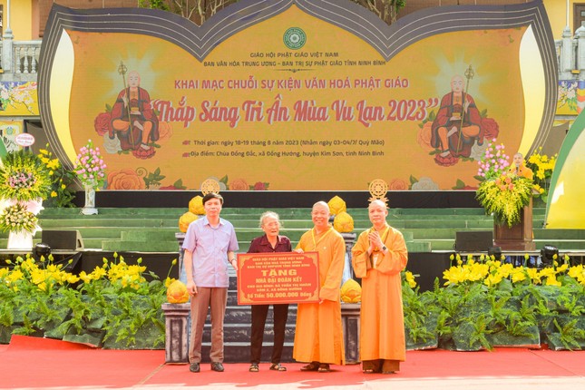 Hỗ trợ kinh phí xây nhà Đại đoàn kết