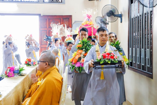 Phật tử dâng y cúng dường