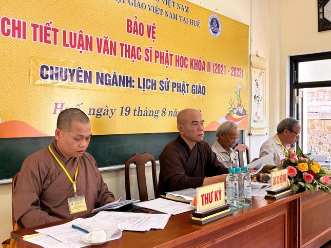 Hội đồng bảo vệ đề cương chuyên ngành Sử học Phật giáo do Thượng tọa Thích Nguyên Thành làm Chủ tịch