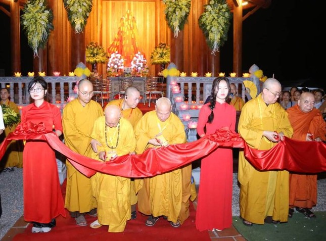 Cắt băng khánh thành điện Quan Âm Cắt băng khánh thành điện Quan Âm