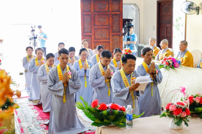 Đại diện Phật tử tác bạch cúng dường