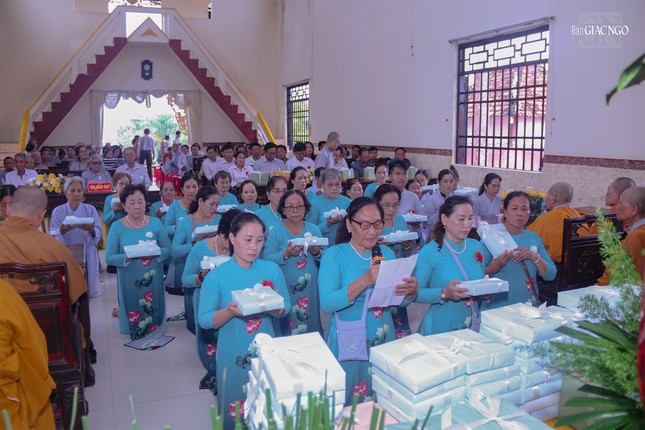 Đại diện Phật tử tác bạch dâng pháp y cúng dường