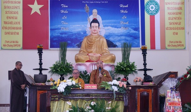 Thượng tọa Thích Phước Lợi ban đạo từ