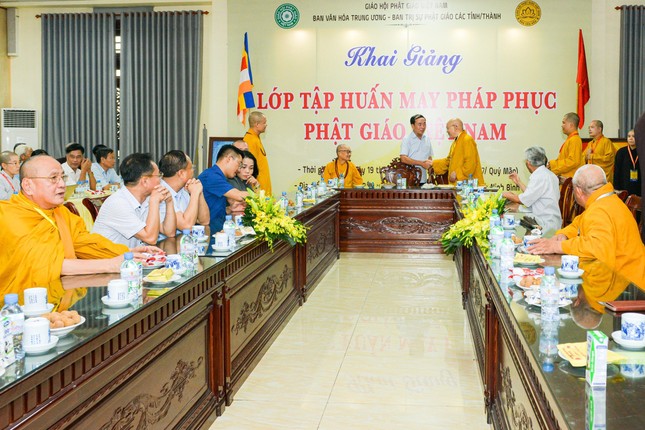 Lớp tập huấn may pháp phục Phật giáo VN Lớp tập huấn may pháp phục Phật giáo VN