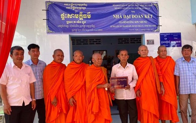 Hòa thượng Thạch Sok Xane trao tặng nhà Đại đoàn kết đến gia đình ông Sơn Nhung