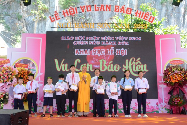Trao quà đến các em học sinh nghèo hiếu học