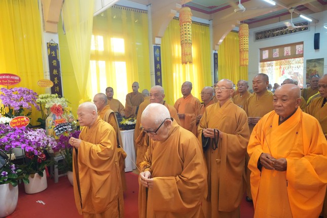 Chư tôn giáo phẩm thắp hương tưởng niệm Chư tôn giáo phẩm thắp hương tưởng niệm